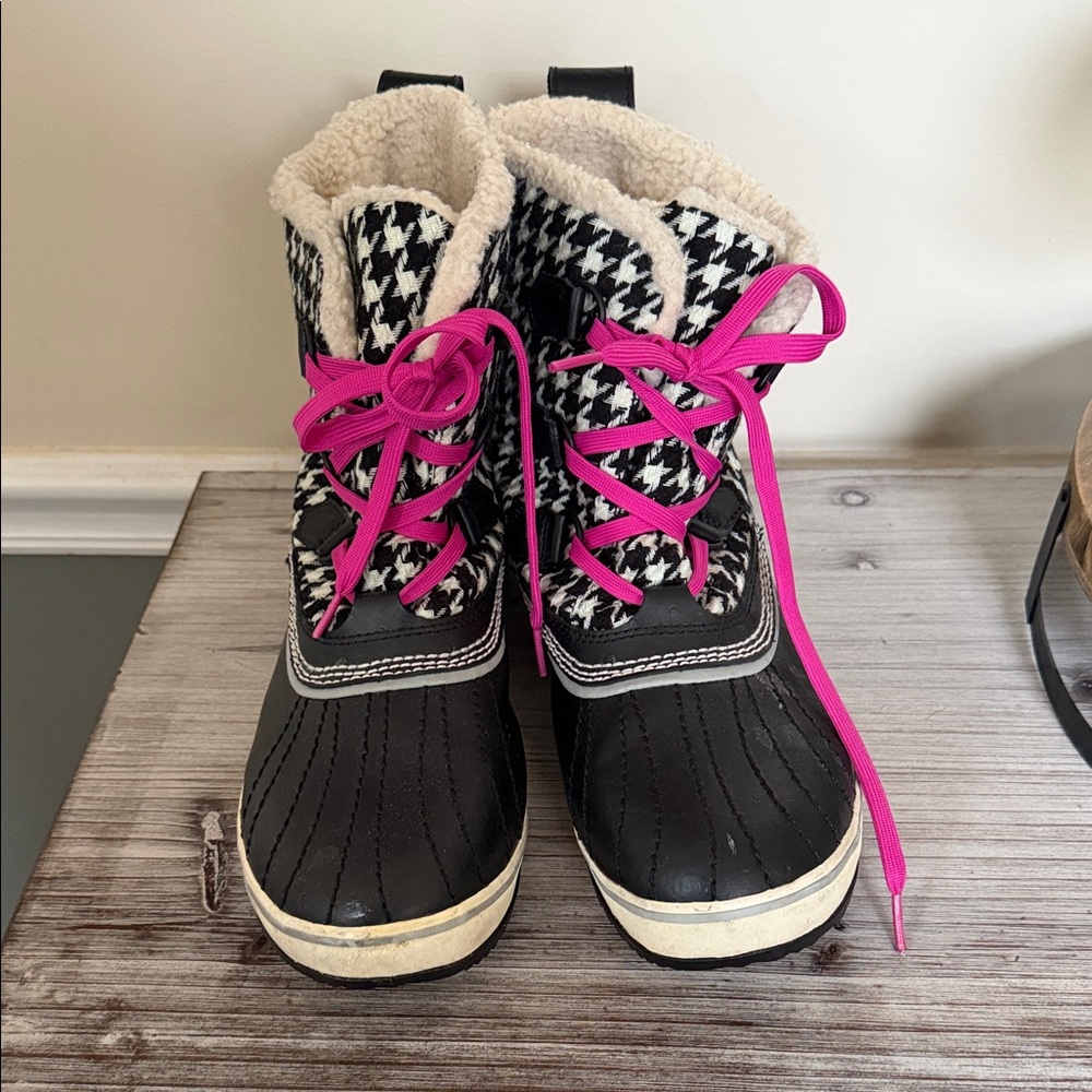 Sorel Women's Black Houndstooth Winter Boots with Pink Laces